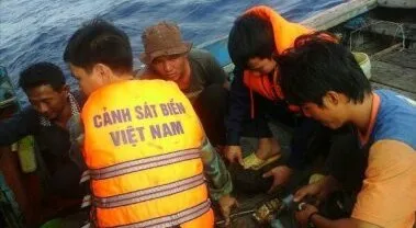 Cứu hộ tàu cá Bình Thuận trôi dạt trên biển