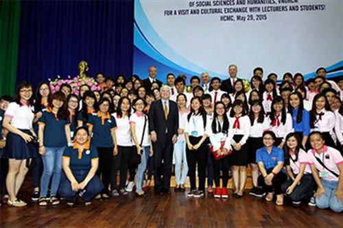 Đoàn Thượng nghị sĩ Hoa Kỳ giao lưu với sinh viên ĐH KHXHundefinedNV TPHCM