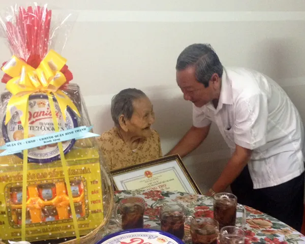 Lãnh đạo TPHCM thăm và chúc thọ các cụ cao niên