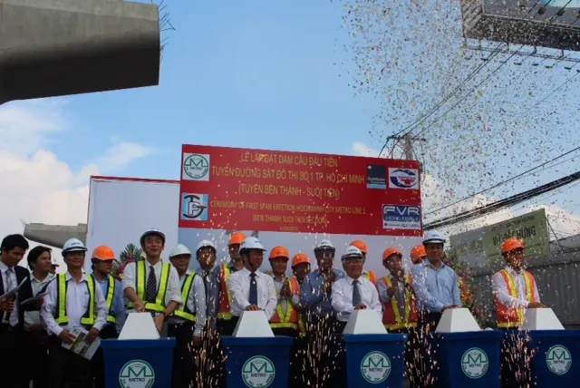 Lắp đặt dầm đầu tiên của tuyến Metro số 1 Bến Thành – Suối Tiên