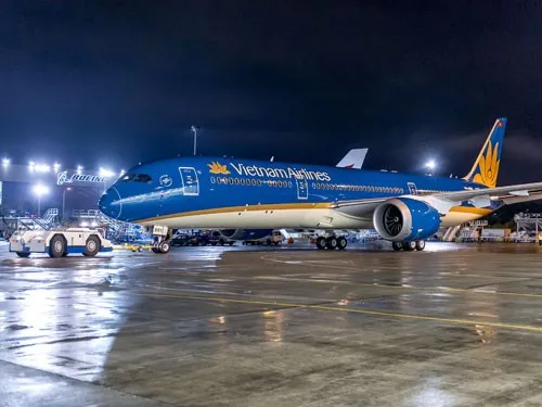 Máy bay Boeing 787-9 Dreamliner của Vietnam Airlines trình diễn tại Pháp