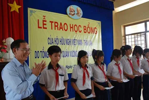 Tổng Lãnh sự quán Thái Lan trao tặng 40 suất học bổng