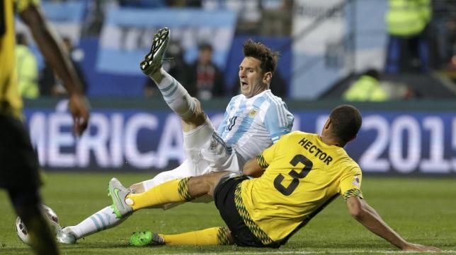 Messi tịt ngòi, Argentina chật vật thắng Jamaica, về nhất bảng