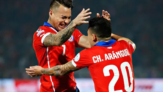 Thắng nhọc nhằn 10 người của Peru, Chile vào chung kết
