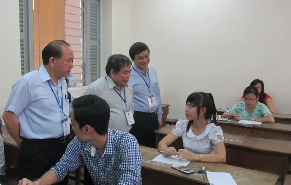 Thứ trưởng Bộ GD ĐT Bùi Văn Ga thăm hỏi, khích lệ tinh thần các thí sinh trước giờ thi