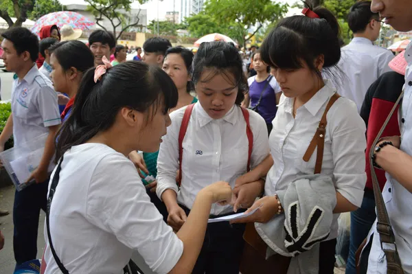 Hai thí sinh phải đưa đi cấp cứu