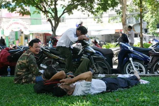 Phụ huynh chờ thí sinh: Mệt mỏi dưới trời nắng nóng