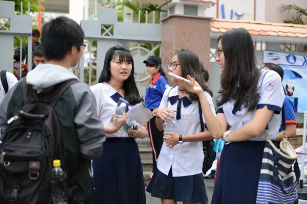 Nhiều thí sinh bị đình chỉ vì mang điện thoại vào phòng thi