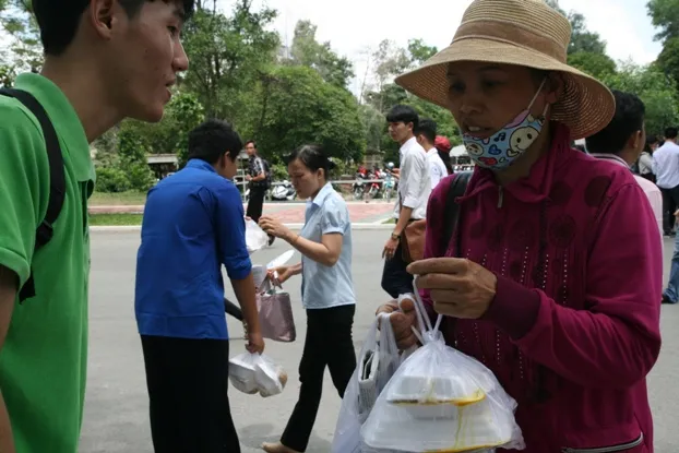Hàng nghìn suất cơm miễn phí dành tặng thí sinh