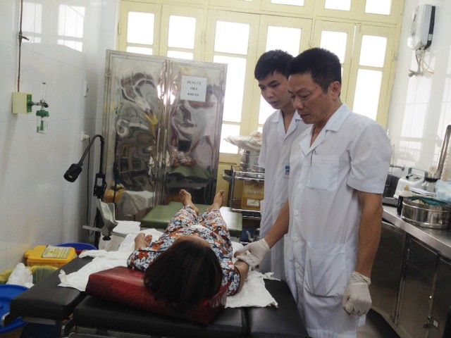  Bộ trưởng Bộ Y tế biểu dương tập thể cán bộ thầy thuốc bệnh viện Phụ sản Hà Nội
