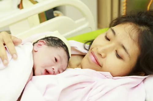 Chiến dịch cứu trẻ sơ sinh bằng cái ôm đầu tiên