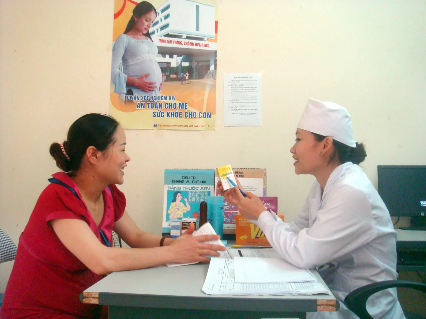 TPHCM: Tư vấn xét nghiệm HIV và phát thuốc miễn phí cho thai phụ