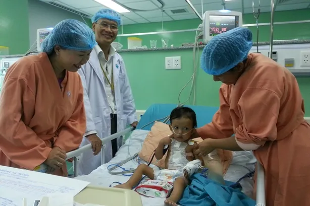 TPHCM: Phẫu thuật thành công bé 16 tháng tuổi có trái tim ngoài lồng ngực