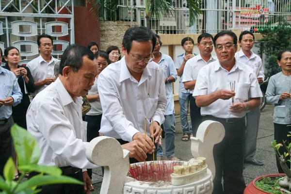 Cán bộ công nhân viên Đài TNND TPHCM dâng hương tưởng niệm anh hùng liệt sĩ