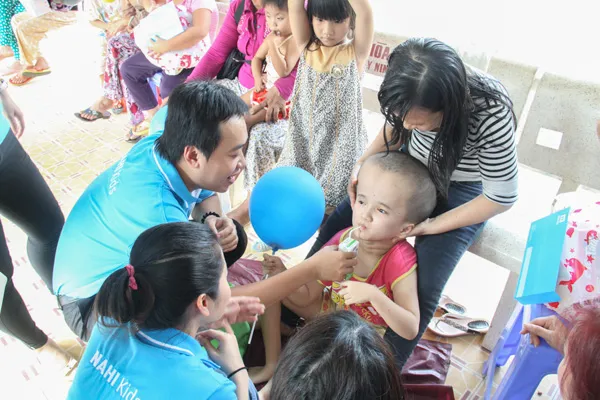 Thăm và tặng quà cho trẻ em làng Hòa Bình – Tây Ninh