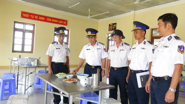 Bộ Tư lệnh Vùng CSB 3 thăm và làm việc tại Hải đội 302