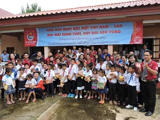 Chiến sĩ Kỳ nghỉ hồng tặng quà học sinh trường tiểu học Việt - Lào  