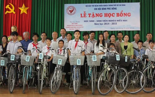Gần 1.400 suất học bổng cho học sinh, sinh viên nghèo, khuyết tật, hiếu học