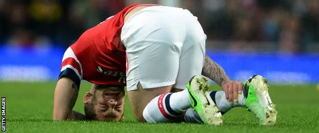 Wilshere chia tay Arsenal dài hạn vì bị nứt xương