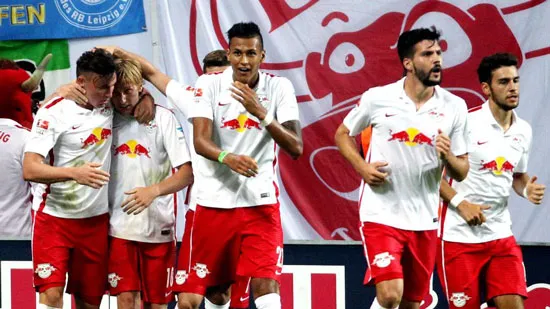 Vụ trọng tài bị ném bật lửa trúng đầu: Leipzig được xử thắng 2-0
