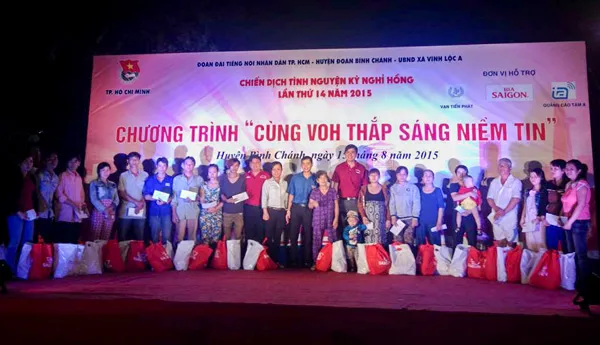 Cùng VOH thắp sáng niềm tin: trao tặng 50 phần quà cho công nhân khó khăn