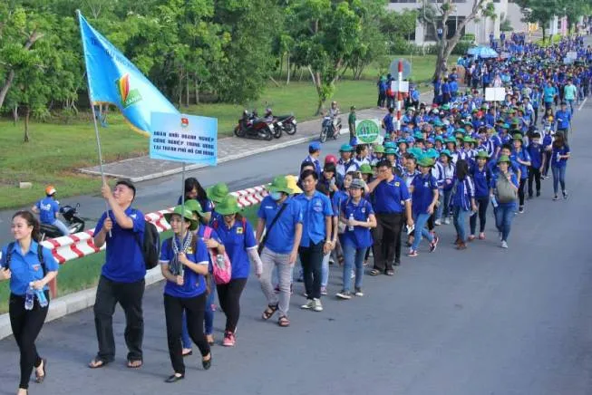  Hơn 7.000 người đi bộ đồng hành gây quỹ học bổng “Tiếp sức đến trường” 2015