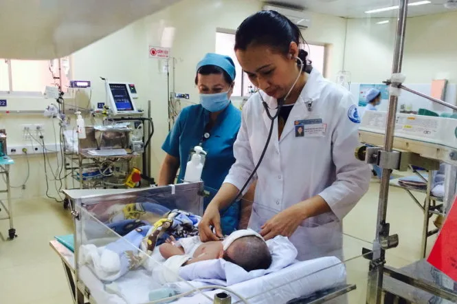  Bé sơ sinh bị dao đâm xuyên thấu sọ: Phục hồi hy hữu