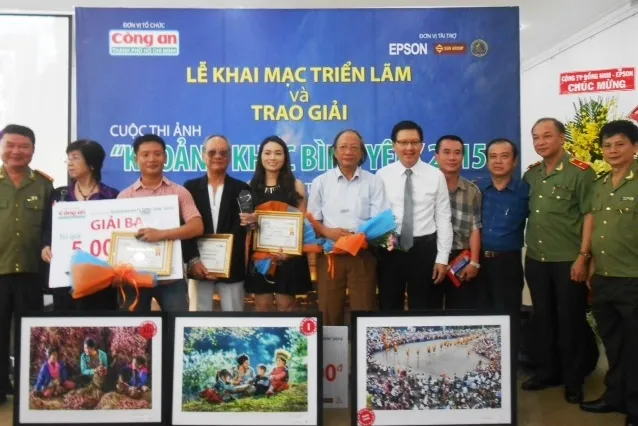 Khai mạc triển lãm và trao giải cuộc thi Khoảnh khắc bình yên 2015