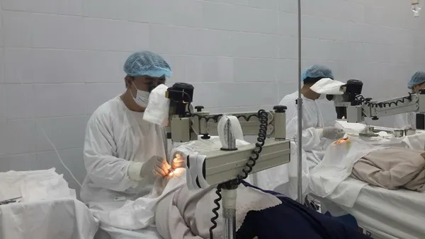 300 người đã tìm lại ánh sáng