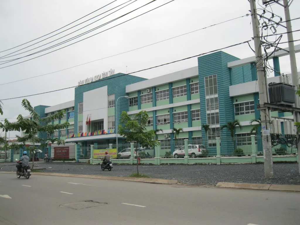 Bệnh nhân đến khám, điều trị tại trạm y tế và bệnh viện quận giảm