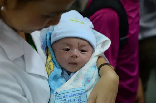 Em bé bị dao đâm xuyên sọ sẽ xuất viện vào ngày mai