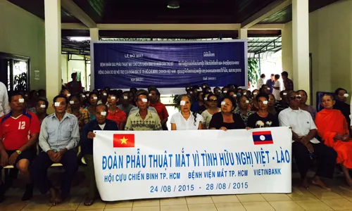 Khám mổ mắt miễn phí tại nước bạn Lào