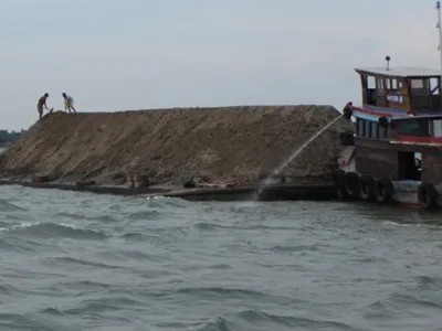 Xử lý 24 vụ khai thác, mua bán cát trái phép