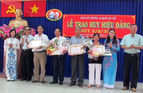 210 đảng viên của Đảng bộ quận Gò Vấp được trao tặng Huy hiệu Đảng đợt 2/9