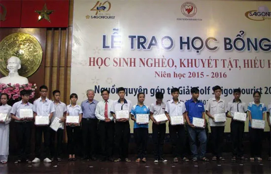 Trao 500 suất học bổng cho học sinh nghèo