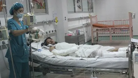 Tập trung chống nhiễm trùng cho bé phỏng xăng do mẹ đốt