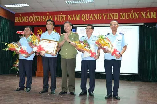 Hải quan sân bay Tân Sơn Nhất nhận Bằng khen của Bộ Công an