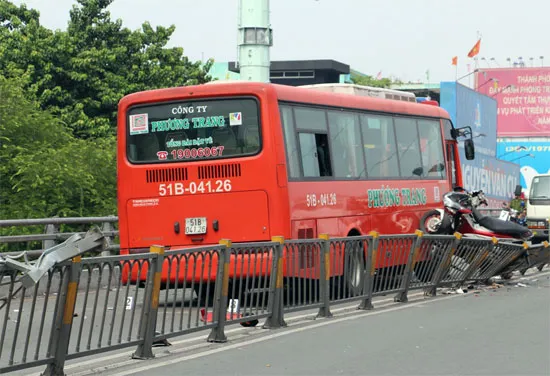 Tai nạn nghiêm trọng trên cầu vượt Cây Gõ, 9 người bị thương