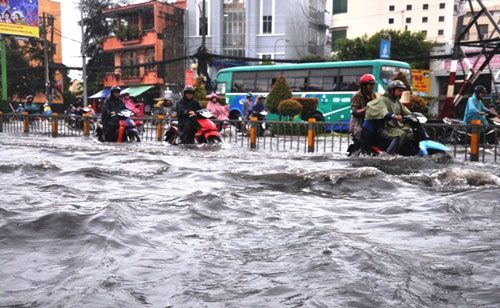 Mưa trên diện rộng, cuộc sống người dân bị xáo trộn
