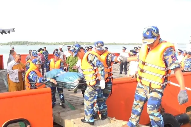 Vụ nổ tàu cá BV 97799TS: Đưa thêm 1 thi thể nạn nhân về đất liền