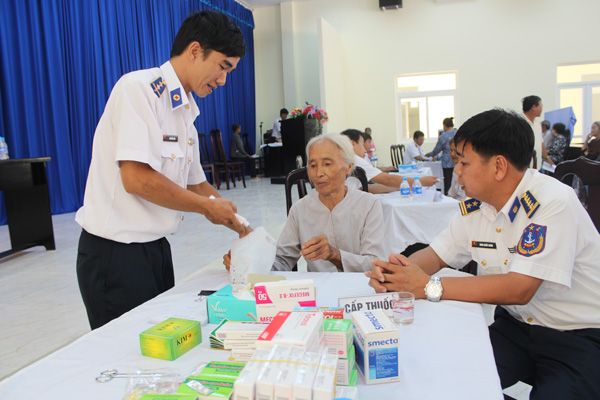 BTL Vùng Cảnh sát biển 3 khám, chữa bệnh, cấp phát thuốc miễn phí cho người nghèo