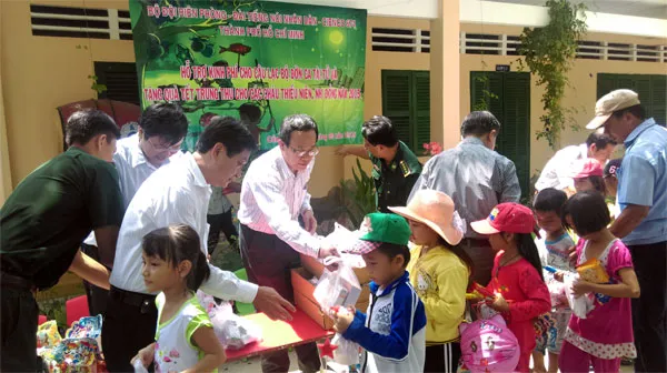 Nhiều phần quà trung thu ý nghĩa cho trẻ em xã đảo Thạnh An – Cần Giờ