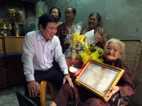 Lãnh đạo TP thăm và chúc thọ các cụ cao niên 