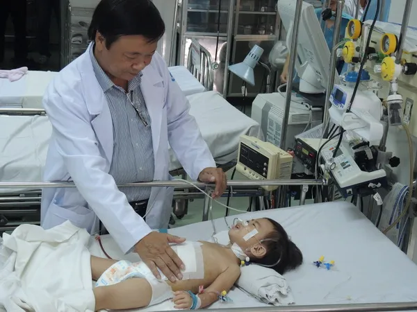 Lấy trọn gói bướu 1,3 kg ở bệnh nhi mới 2 tuổi 