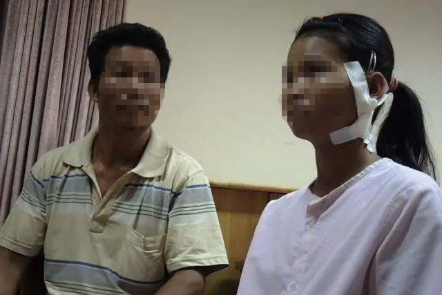 Phẫu thuật thành công bé gái bị đạn bi bắn chim găm vào cổ