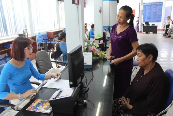 Không nhất thiết phải nhắn tin lấy số thứ tự khi mua vé tàu