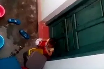 Video gây sốc: Cảnh bé 2 tuổi bị chốt cửa phải nhặt đồ thùng rác ăn