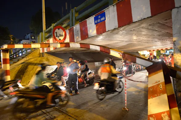 Xe tải húc sập thanh chắn cầu Bùi Hữu Nghĩa