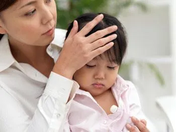 Trẻ bị sốt cao co giật có gặp vấn đề về thần kinh?