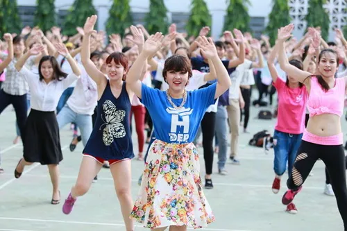 Hơn 1.000 thiếu nữ nhảy flashmob chào mừng ngày Phụ Nữ Việt Nam